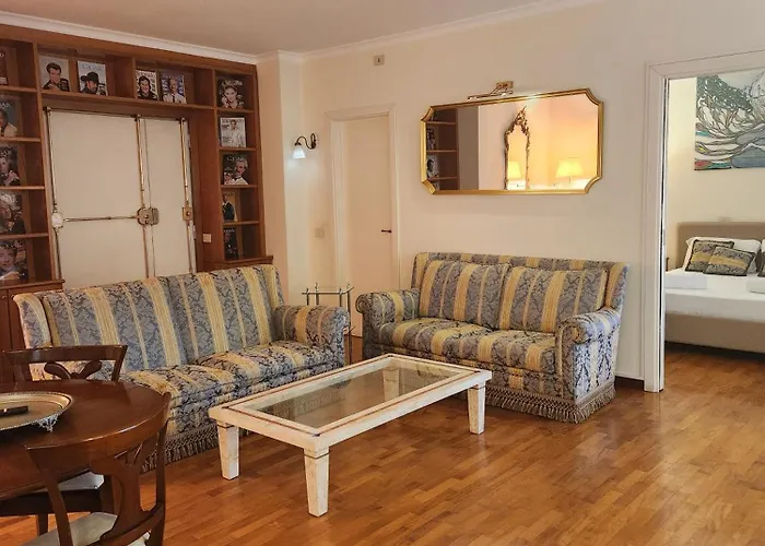 Authentic With Terrace דירה *